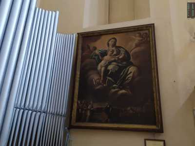 Su questo lato, accanto all�organo usato durante le celebrazioni, trova rifugio una chicca �segreta�. Sul retro della settecentesca tela della Madonna della Neve...